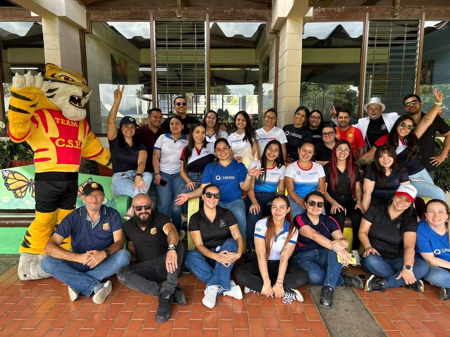 Voluntarios pintando y limpiando el Club