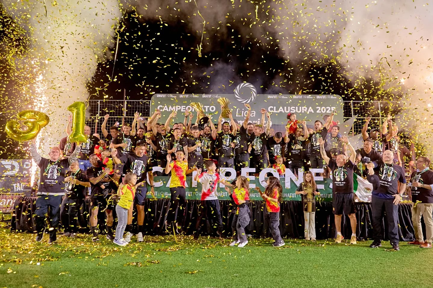 Jugadores celebrando título de campeón